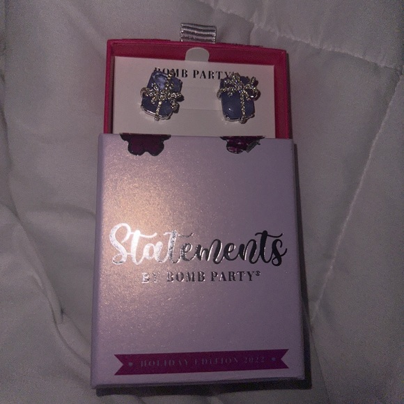 Present earrings - Picture 3 of 3